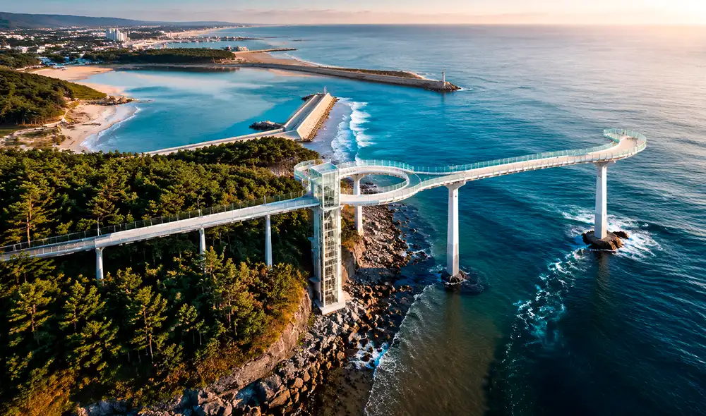 Corea del Sur inicia la construcción del Anmok Jukdobong Sky Valley en Gangneung, un proyecto turístico que busca resaltar la belleza natural de la costa este del país.