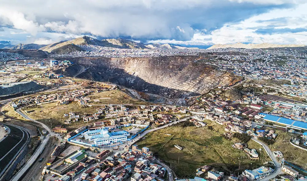 Vista del tajo abierto Raúl Rojas, explotación minera que convive con barrios y viviendas en Cerro de Pasco. Foto: Centro de Cultura Popular Labor. Vista del tajo abierto Raúl Rojas, explotación minera que convive con barrios y viviendas en Cerro de Pasco. Foto: Centro de Cultura Popular Labor.