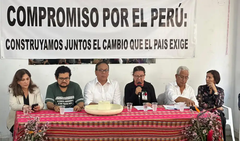Roberto Sánchez durante la firma del "Compromiso por el Perú".