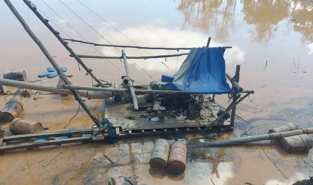 El Gobierno peruano, mediante la PNP y el Ejército, incautó bienes valorados en S/ 11 188 724 en operativos contra la minería ilegal en Inambari, Madre de Dios, protegiendo la Amazonía. El Gobierno peruano, mediante la PNP y el Ejército, incautó bienes valorados en S/ 11 188 724 en operativos contra la minería ilegal en Inambari, Madre de Dios, protegiendo la Amazonía.