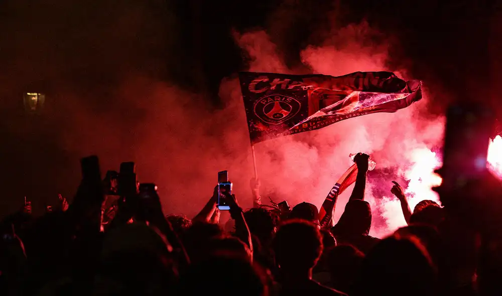 Las celebraciones derivaron en enfrentamientos masivos entre aficionados y fuerzas policiales. Foto: AFP. Las celebraciones derivaron en enfrentamientos masivos entre aficionados y fuerzas policiales. Foto: AFP.