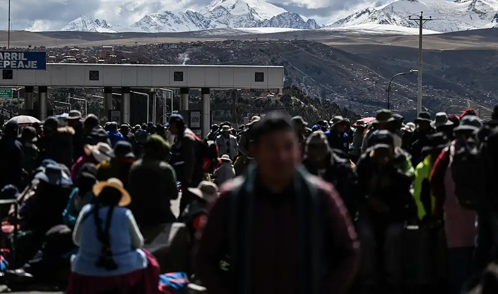 Campesinas exigen la renuncia del presidente Rodrigo Paz en medio de bloqueos de carreteras que afectan el abastecimiento de alimentos y combustibles. Foto: AFP.