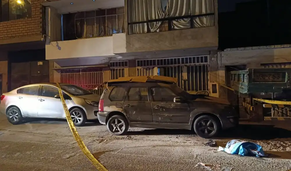Un explosivo atacó una vivienda en Comas, dejando daños materiales y temor entre vecinos. El atentado es atribuido a extorsionadores de la banda Los Mexicanos. Un explosivo atacó una vivienda en Comas, dejando daños materiales y temor entre vecinos. El atentado es atribuido a extorsionadores de la banda Los Mexicanos.