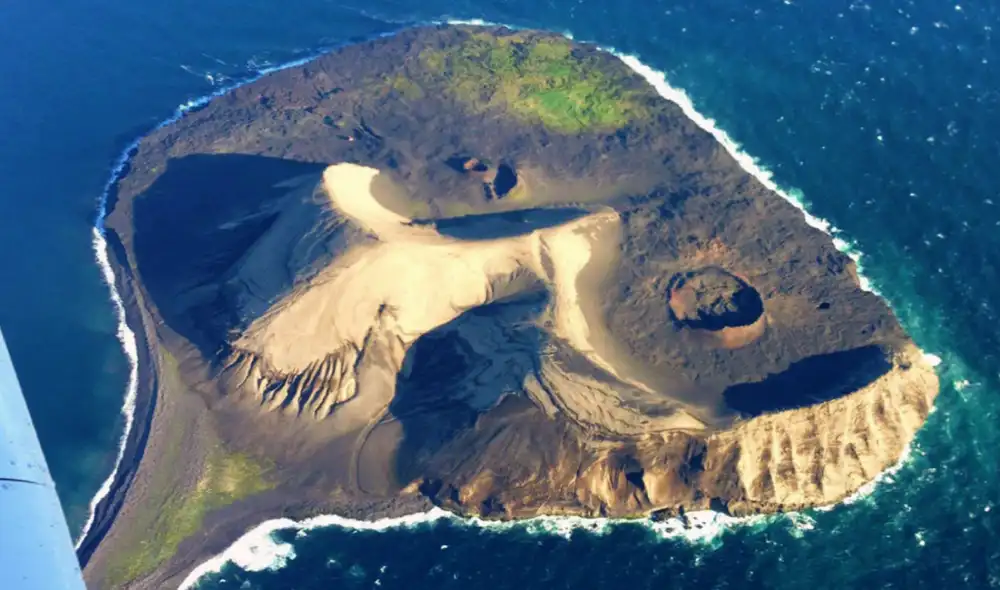 Surtsey es una isla volcánica al sur de Islandia, surgida de una erupción submarina entre 1963 y 1967. Foto: Captura
