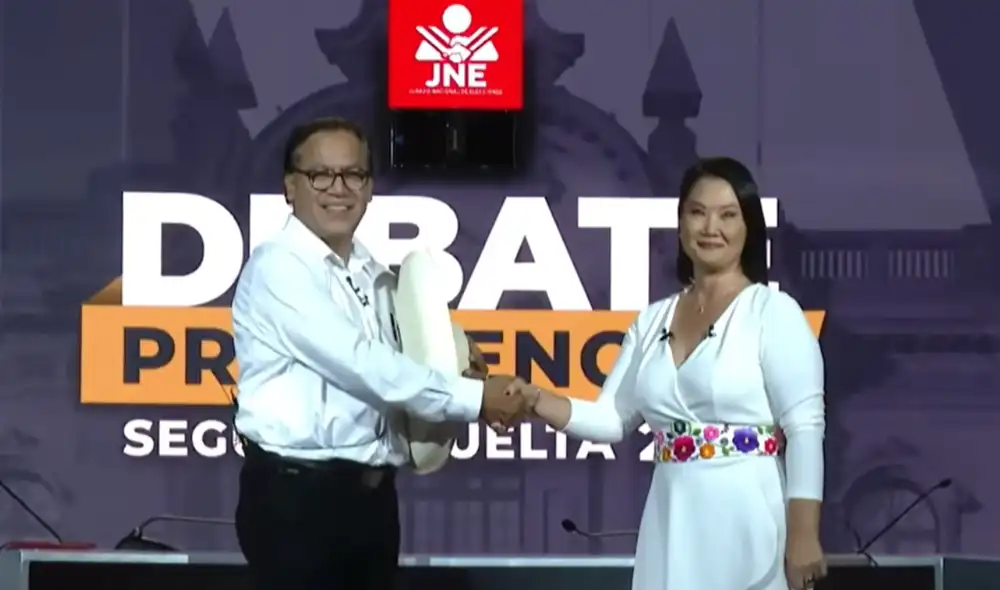 Saludo entre Keiko Fujimori y Roberto Sánchez a minutos del debate presidencial. Foto: captura del JNE. Saludo entre Keiko Fujimori y Roberto Sánchez a minutos del debate presidencial. Foto: captura del JNE.