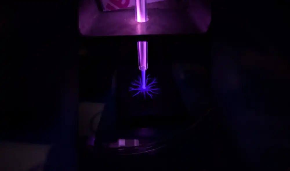 Investigadores eliminaron bacterias de muestras de tela para uso espacial. Foto: Gabe Xu