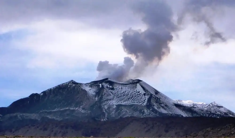 La explosión registrada en el volcán Sabancaya generó una nube de cenizas que podría afectar al distrito de Huanca. La explosión registrada en el volcán Sabancaya generó una nube de cenizas que podría afectar al distrito de Huanca.