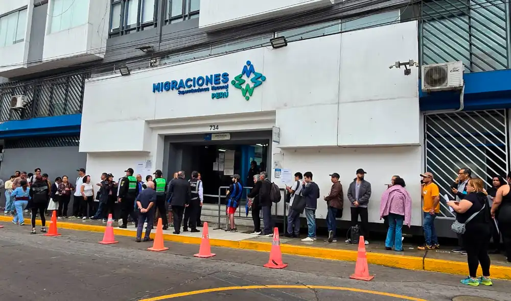 Las largas colas se registraron en el segundo día de la nueva medida anunciada por Migraciones. Las largas colas se registraron en el segundo día de la nueva medida anunciada por Migraciones.