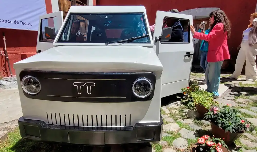 México avanza en movilidad sustentable con el TT01, un vehículo eléctrico de bajo costo fabricado en Tlaxcala que incluye paneles solares para cargar la batería.