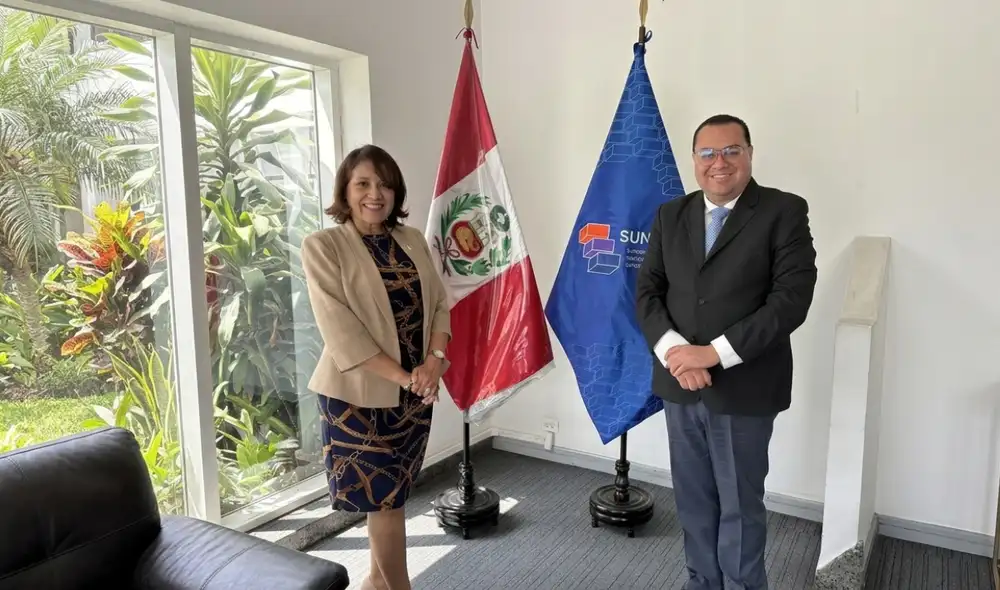 La Dra. Brenda Victoria Beraún Ferreyra, directora de la Dirección de Registro y Reconocimiento de Grados y Títulos e Información Universitaria de SUNEDU, junto al Mtro. Gerardo Daniel Orozco Martínez, rector de TECH Universidad.