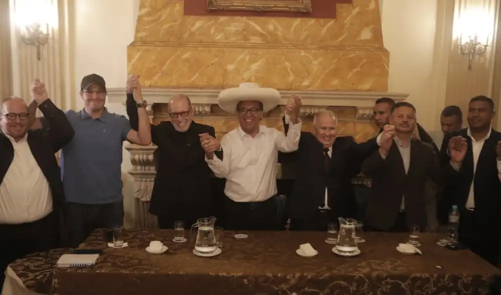 pronunciamiento. En la mesa, Ricardo Belmont, George Forsyth y Alfonso López Chau reiteraron su apoyo a la candidatura de Roberto Sánchez, a dos días de la segunda vuelta.