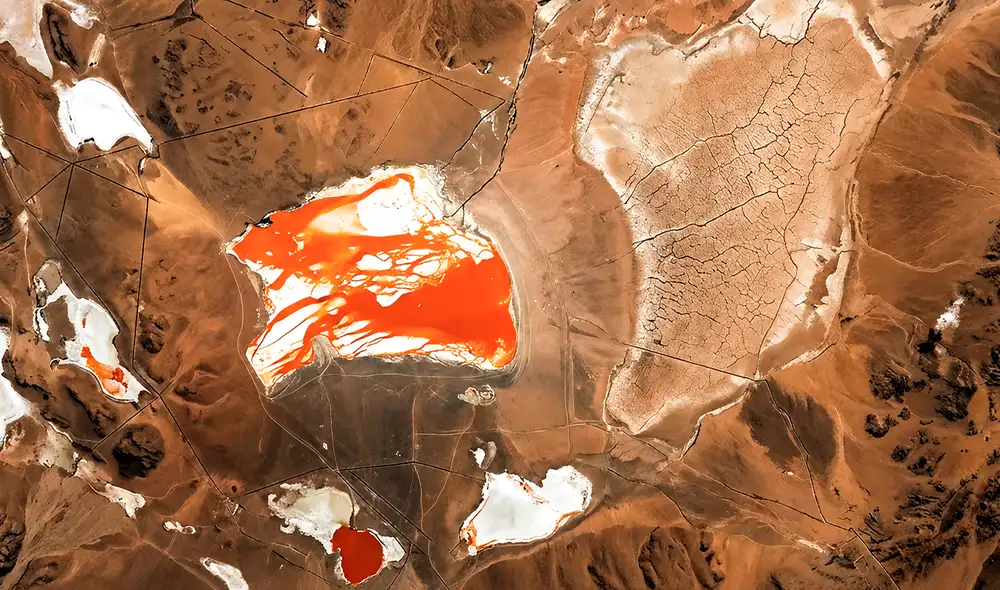 El Observatorio de la Tierra de la NASA compartió una imagen impactante captada desde la EEI en 2015, mostrando una vasta mancha naranja en el altiplano andino de Sudamérica.