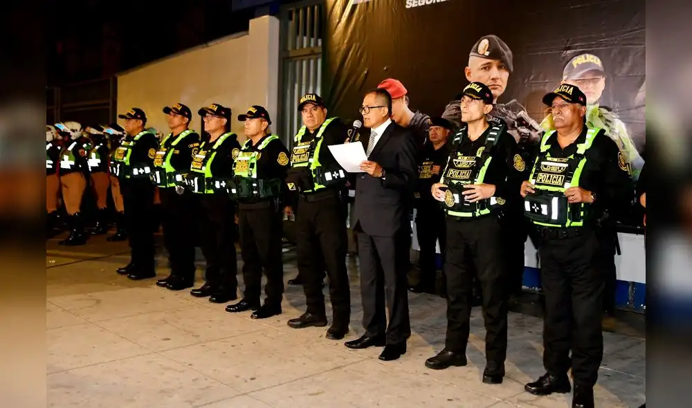 Ministro del Interior con autoridades policiales.