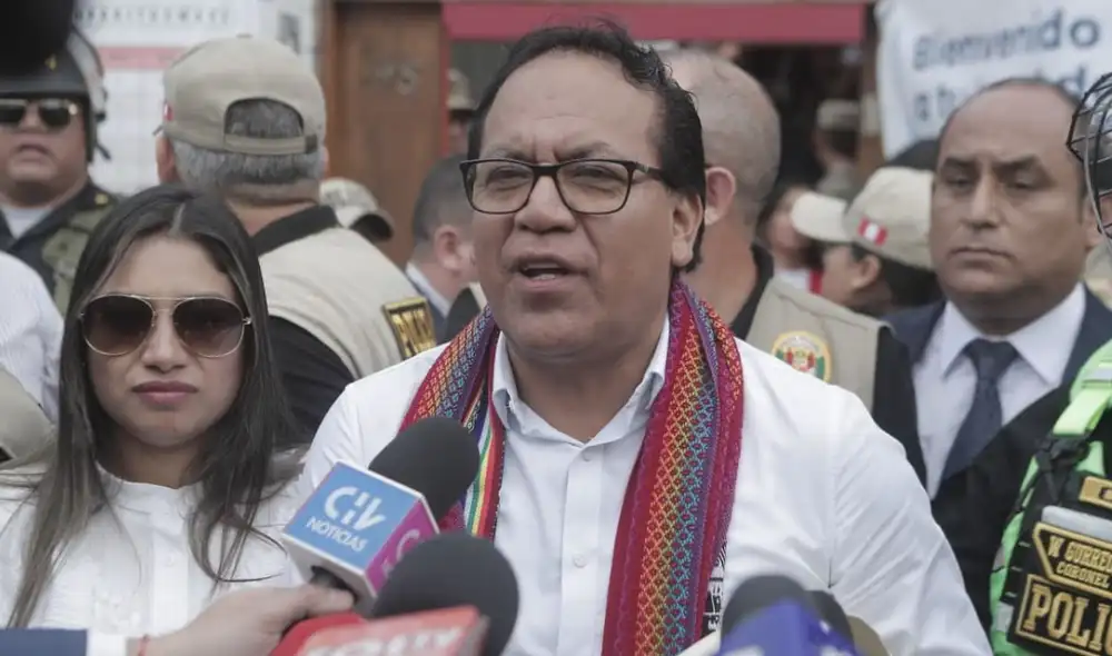 Roberto Sánchez acudió a su centro de votación junto a su esposa | Foto: Marco Cotrina / URPI-LR Roberto Sánchez acudió a su centro de votación junto a su esposa | Foto: Marco Cotrina / URPI-LR