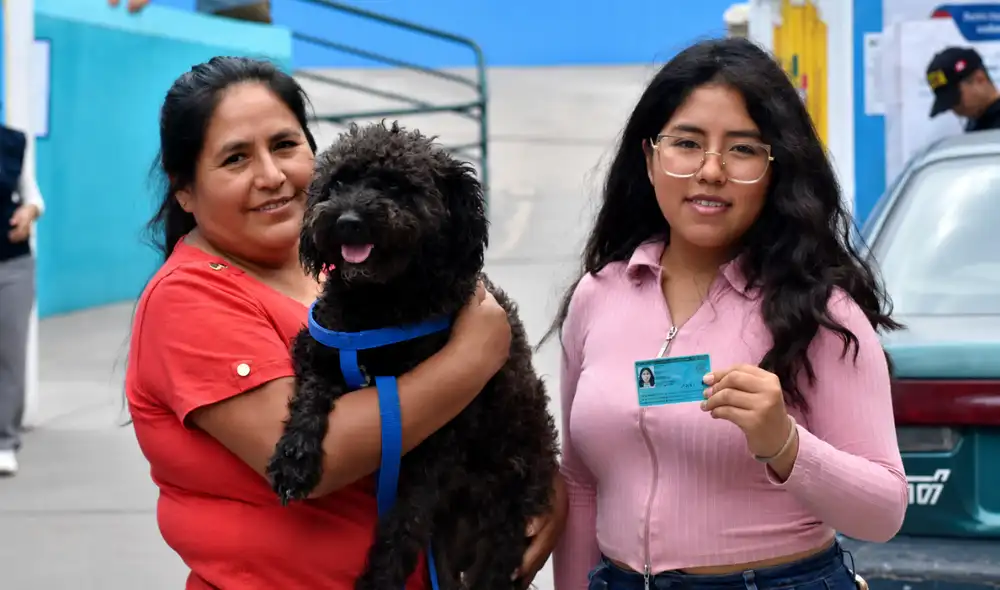 Ciudadanos acudieron a votar con sus mascotas en Perú
