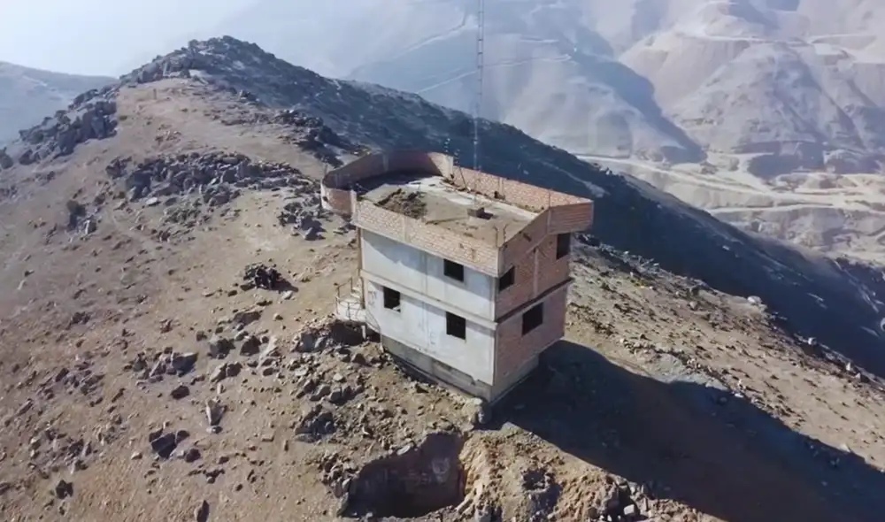 La casa está plenamente construida y a sus alrededores no hay edificaciones cercanas. La casa está plenamente construida y a sus alrededores no hay edificaciones cercanas.