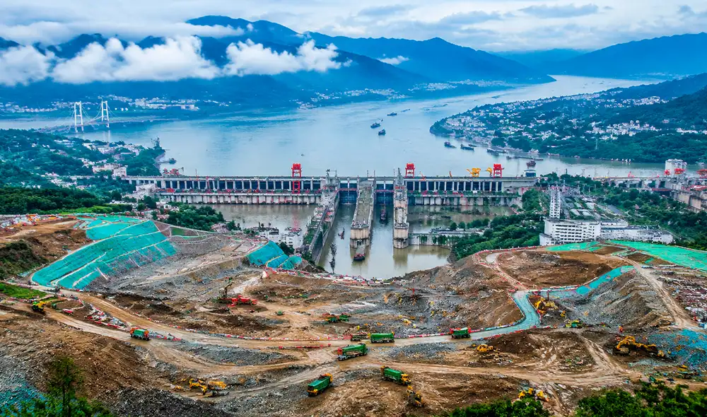 La nueva vía fluvial china de las Tres Gargantas incluye un sistema de canales y esclusas diseñado para aliviar la saturación actual.