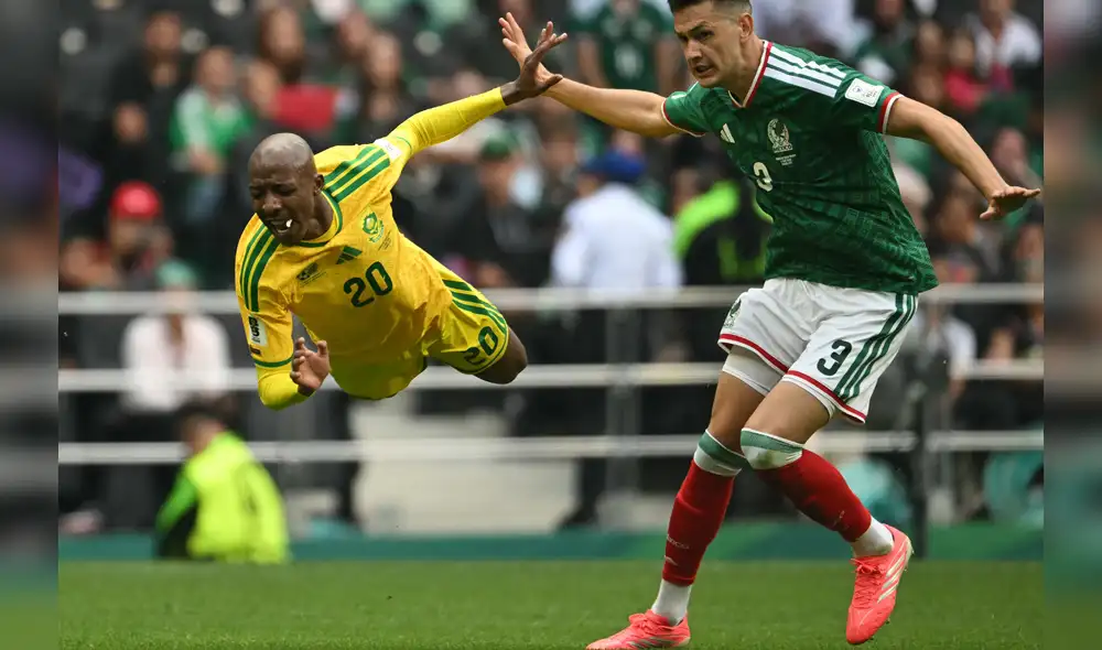 Khuliso Mudau recibe una falta del defensor mexicano César Montes. Foto: AFP. Khuliso Mudau recibe una falta del defensor mexicano César Montes. Foto: AFP.