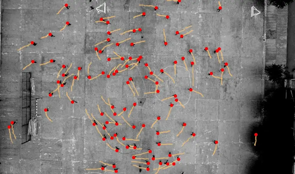 Imagen fija de uno de los experimentos, que muestra la posición de las personas (puntos rojos) y su movimiento reciente (líneas naranjas). Foto: Echeverría-Huarte Imagen fija de uno de los experimentos, que muestra la posición de las personas (puntos rojos) y su movimiento reciente (líneas naranjas). Foto: Echeverría-Huarte