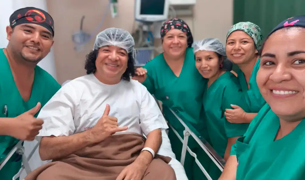 Carlos Vílchez preocupa a sus fans al compartir fotos desde una clínica tras una exitosa operación. Agradeció el apoyo de su familia y profesionales de salud en su proceso de recuperación.