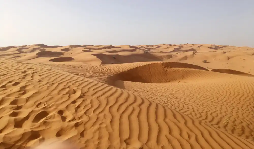 La arena del desierto árabe no es útil para la fabricación de hormigón resistente. Foto: Pexels / Oksana Ti