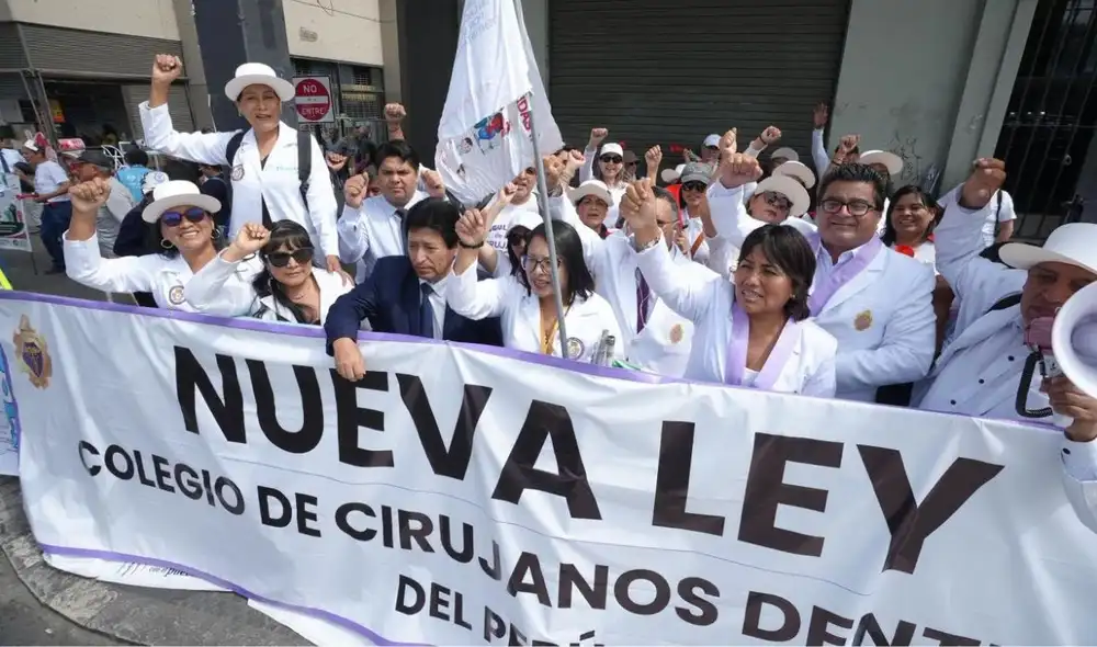 El Gobierno promulga la Ley N.º 32656, creando el nuevo Colegio de Cirujanos Dentistas del Perú, que reemplaza al Colegio Odontológico del Perú. Este cambio afecta a miles de odontólogos en el país.