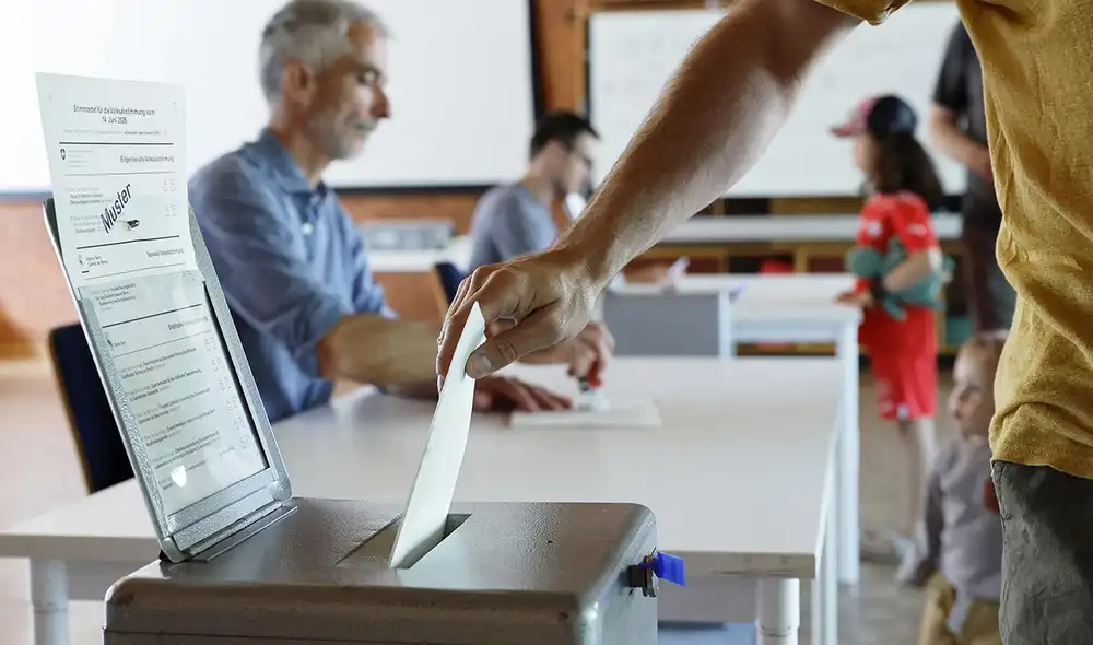 Los opositores temían que la iniciativa perjudicara las relaciones de Suiza con la Unión Europea, esenciales para su economía y comercio Los opositores temían que la iniciativa perjudicara las relaciones de Suiza con la Unión Europea, esenciales para su economía y comercio
