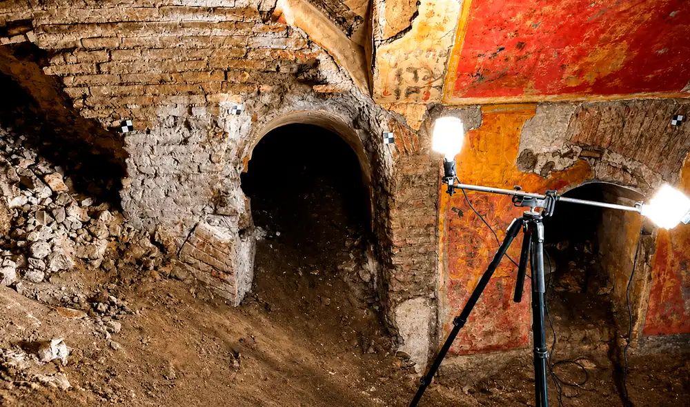 Un descubrimiento arqueológico en el Liceo Scientifico Cavour de Roma revela una domus romana del siglo II d.C. bajo el gimnasio, confirmando rumores estudiantiles de antiguas estructuras ocultas. Un descubrimiento arqueológico en el Liceo Scientifico Cavour de Roma revela una domus romana del siglo II d.C. bajo el gimnasio, confirmando rumores estudiantiles de antiguas estructuras ocultas.