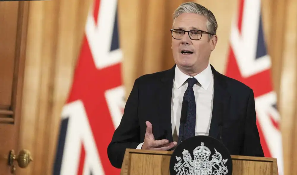 Keir Starmer asegura que la medida busca reforzar la seguridad infantil frente al acoso y el abuso en línea.