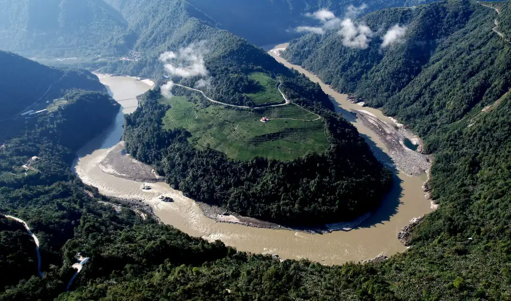 China construye una megarepresa en el Tíbet y aprovechará la fuerza del río. Foto: SCMP China construye una megarepresa en el Tíbet y aprovechará la fuerza del río. Foto: SCMP