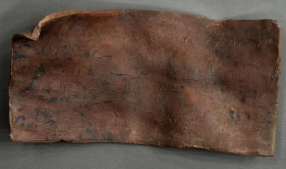 Descifran la inscripción de una tablilla con una maldición de la época romana. Foto: Universidad de Heidelberg Descifran la inscripción de una tablilla con una maldición de la época romana. Foto: Universidad de Heidelberg