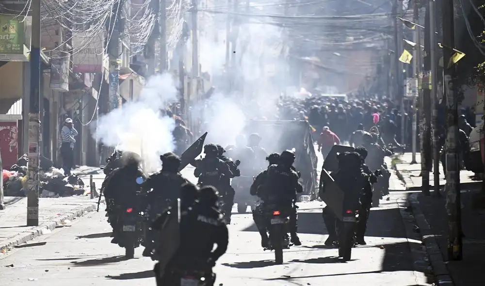 El Gobierno de Bolivia ordenó el despliegue de policías y militares para liberar las rutas bloqueadas