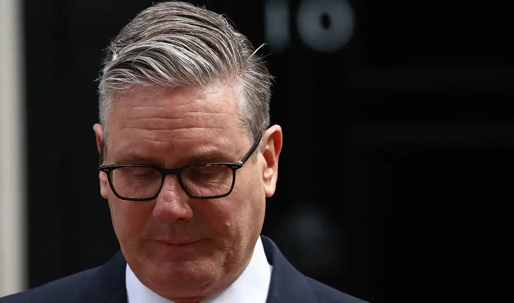 Permanecerá temporalmente en Downing Street mientras el oficialismo organiza la elección de su sucesor. Foto: AFP.