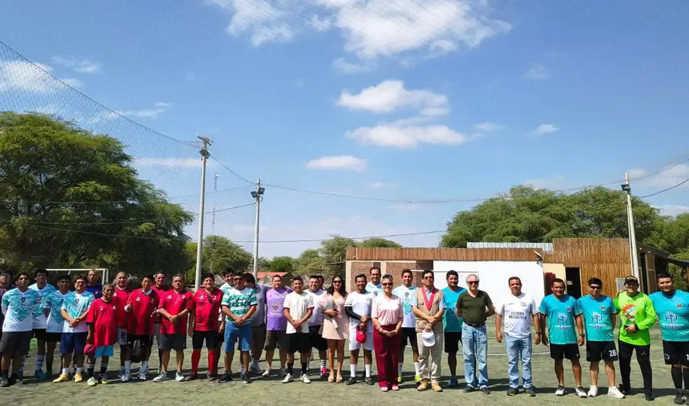 La jueza decana, Cecilia Gonzales Novoa, dio el play de honor y el administrador Víctor Flores juramentó a los equipos. Fuente: difusión.