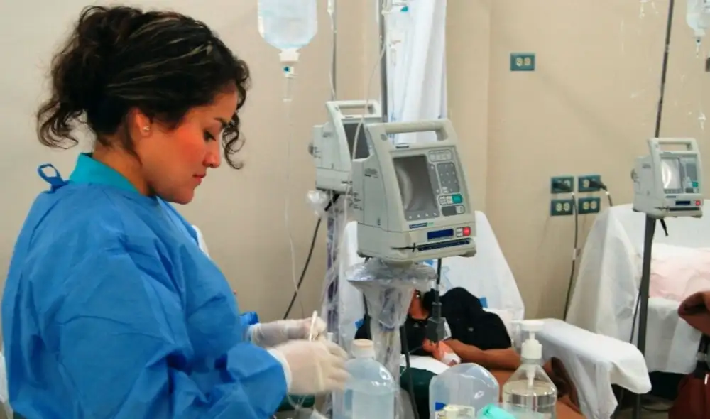 Nueva ley laboral protege a trabajadores con cáncer en el sector público y privado.