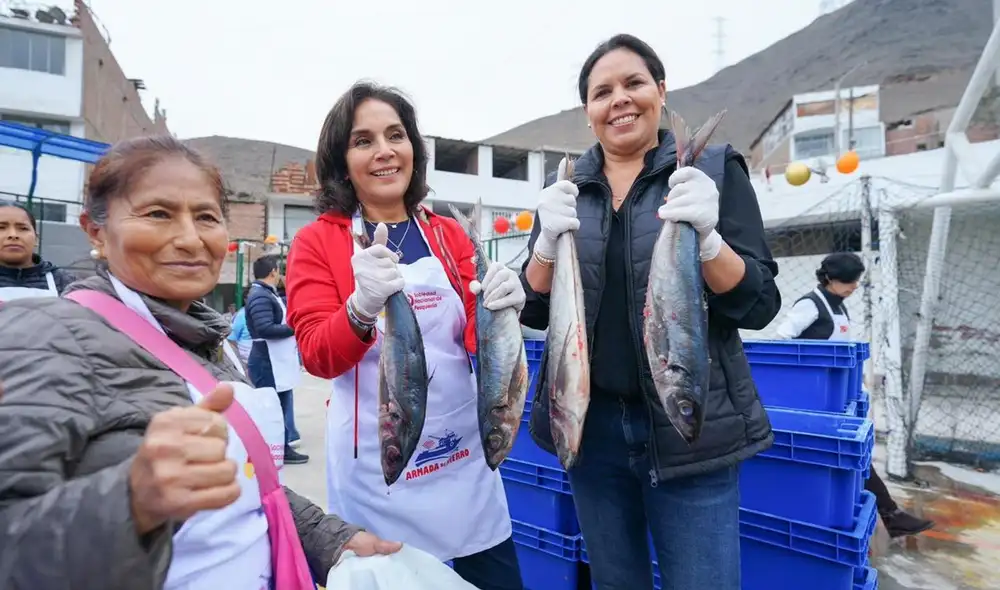 La congresista de Fuerza Popular, Patricia Juárez, participa junto a Jessica Luna, presidenta de la Sociedad Nacional de Pesquería, en una entrega de pescado a ollas comunes. Foto: difusión.