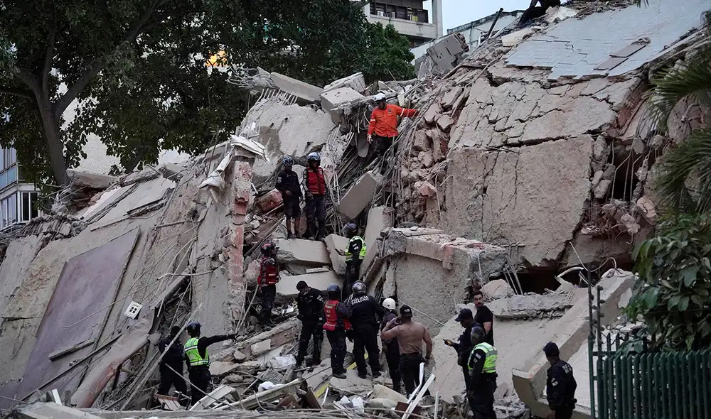 Los rescatistas entre los escombros de un edificio derrumbado tras el terremoto que sacudió Caracas. Foto: AFP