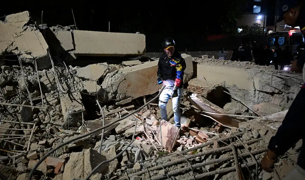 Autoridades trabajan en labores de rescate. Foto: AFP