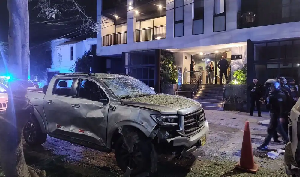 Un atentado con explosivos ocurrió en la urbanización El Golf, Trujillo, el 25 de junio, causando severos daños materiales en edificios y vehículos. La explosión, reportada a las 11:00 p. m., afectó la fachada del inmueble en la calle Bugambilias.