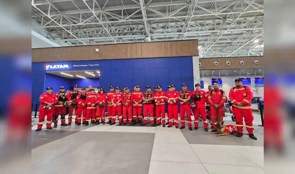 Foto oficial de la primera delegación de bomberos peruanos que viajará a Venezuela