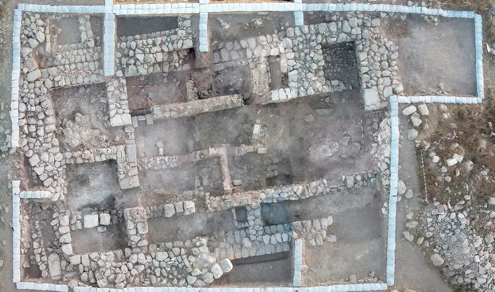 Una piedra de culto procedente de una mansión israelita podría dar testimonio de la reforma bíblica del rey Ezequías. Foto: Expedición Arqueológica de Tel 'Eton