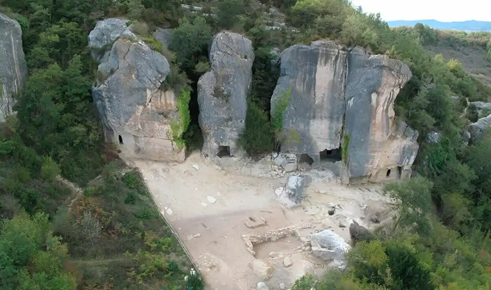 Las Gobas son un conjunto de cavidades en la roca que fueron adaptadas como espacios de culto cristiano. Foto: Grupo de investigación en Patrimonio Construido/ Universidad del País Vasco