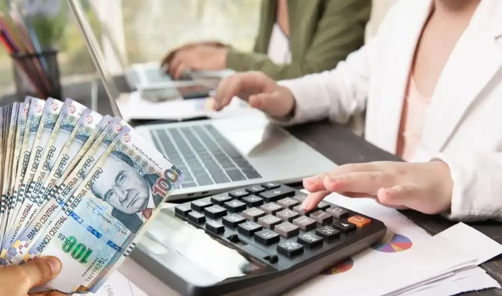 El derecho al pago adicional depende de si el empleador otorga un descanso sustitutorio. Si hay descanso, el trabajador recibe su remuneración regular sin compensación extra.