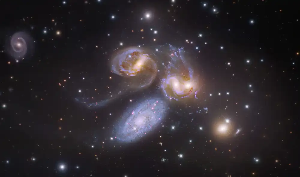 El telescopio espacial James Webb descubrió en el universo primitivo una colisión entre al menos seis galaxias. Foto: NAOJ / Hubble Legay