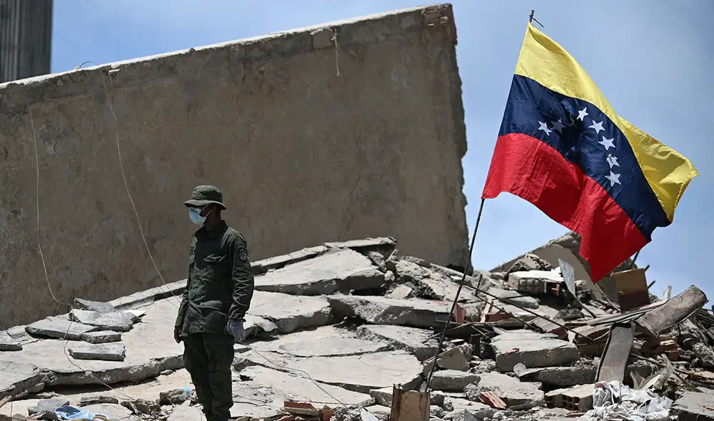 Los damnificados expresaron su frustración por la ausencia de ayuda estatal y el colapso hospitalario. Foto: AFP.