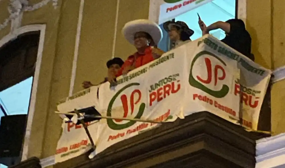 Desde la Plaza San Martín, Roberto Sánchez anunció el inicio de la movilización en defensa del voto.