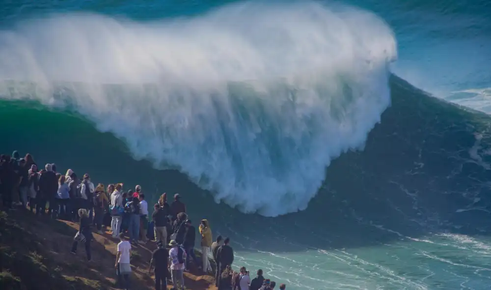 Gran ola en Nazaré, Portugal, donde en 2017 se estableció el récord de la ola más grande jamás surfeada. Foto: Alexander Ehlers