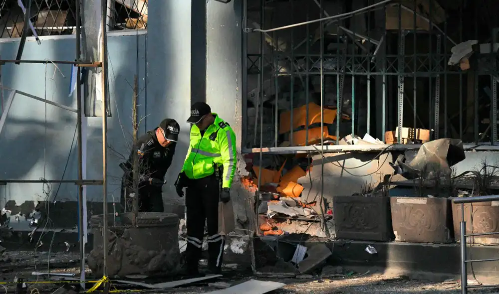 Policía de Ecuador investiga el atentado que afectó la Agencia de Regulación y Control Minero (ARCOM) y el Ministerio de Agricultura. Foto: AFP.