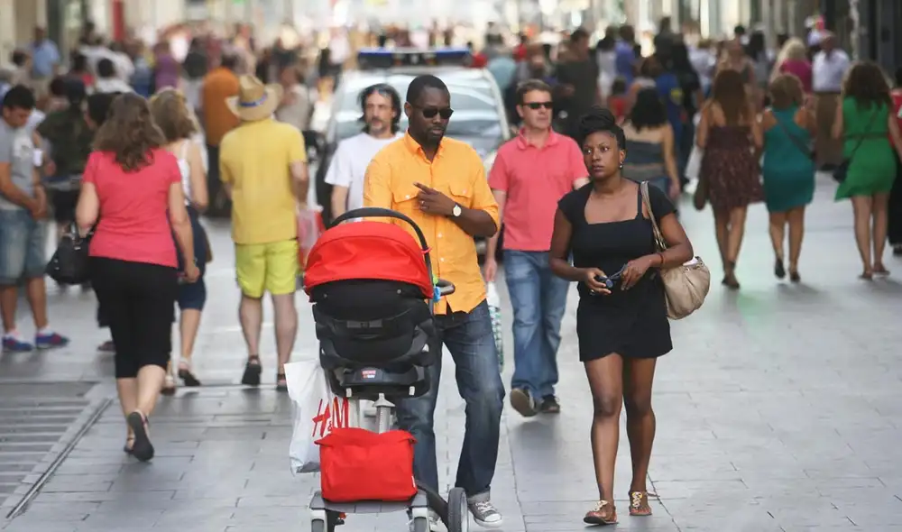 El plan de regularización de inmigrantes en España entra en una fase decisiva tras superar el millón de solicitudes