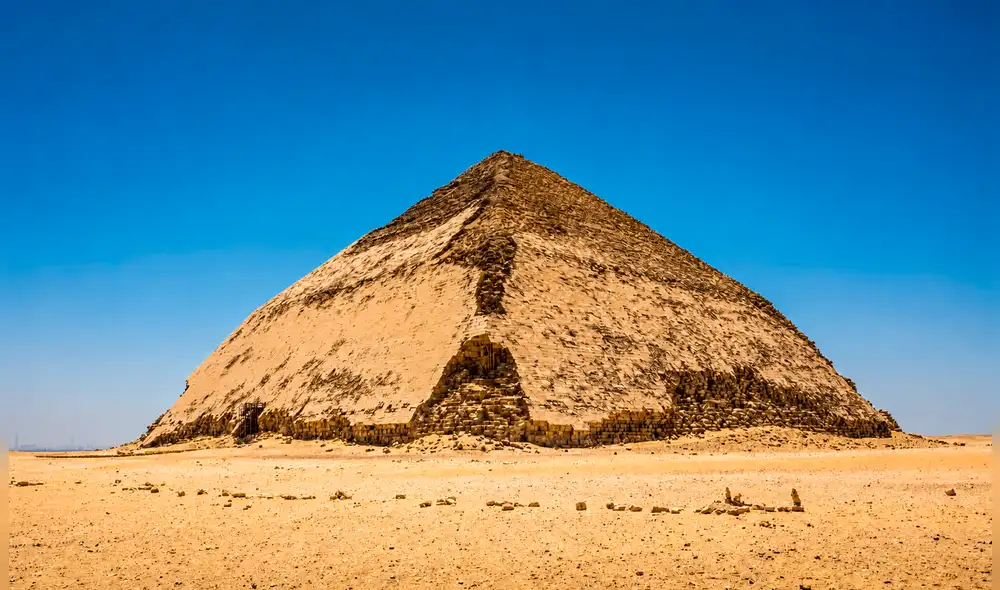 La Pirámide Acodada en Dahshur, construida durante el reinado del faraón Snefru, es fundamental para entender la evolución de la arquitectura. Foto: Magazine Civitatis.